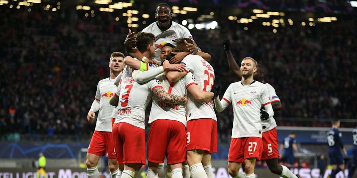 AYX爱游戏中国-上海申花训练开放日，关键时刻豪取连胜引欢呼，德国杯在即，阵容厚度经受考验(上海申花今天新闻)