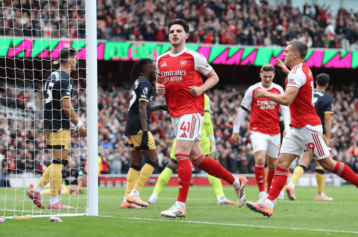 爱游戏体育app下载-窗口期英超焦点战；法兰克福造点机会；媒体盛赞；更衣室氛围转暖的简单介绍