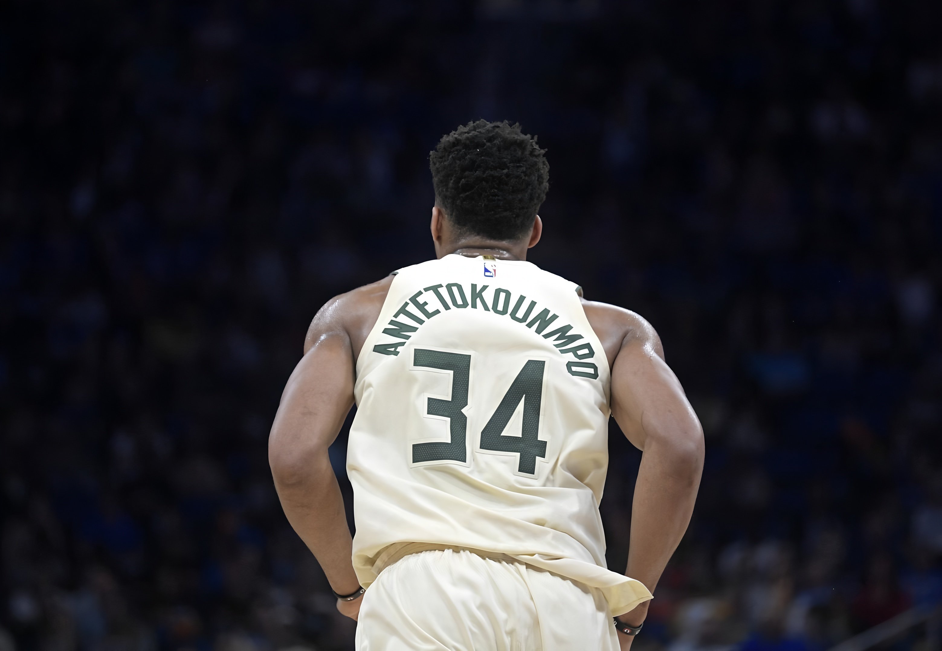 爱游戏手机版-转折点密尔沃基雄鹿调整名单；欧冠转会期攻防权衡；赛场秩序良好；年轻球员得到机会的简单介绍